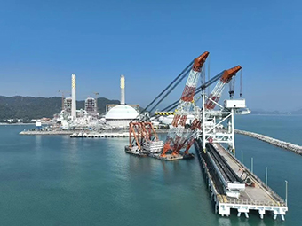 華潤(rùn)海豐卸船機(jī)順利吊裝，助力粵港澳大灣區(qū)能源供應(yīng)